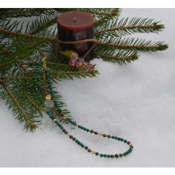 Naszyjnik z malachitu, perydotu i granatu.